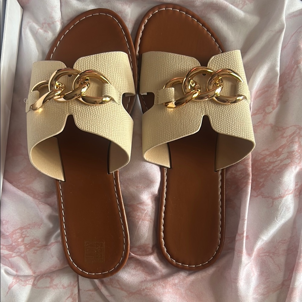 Amazon Cream and Gold Slide Sandals with Chain Detail